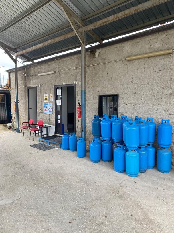 Un grande edificio con una scala di fronte