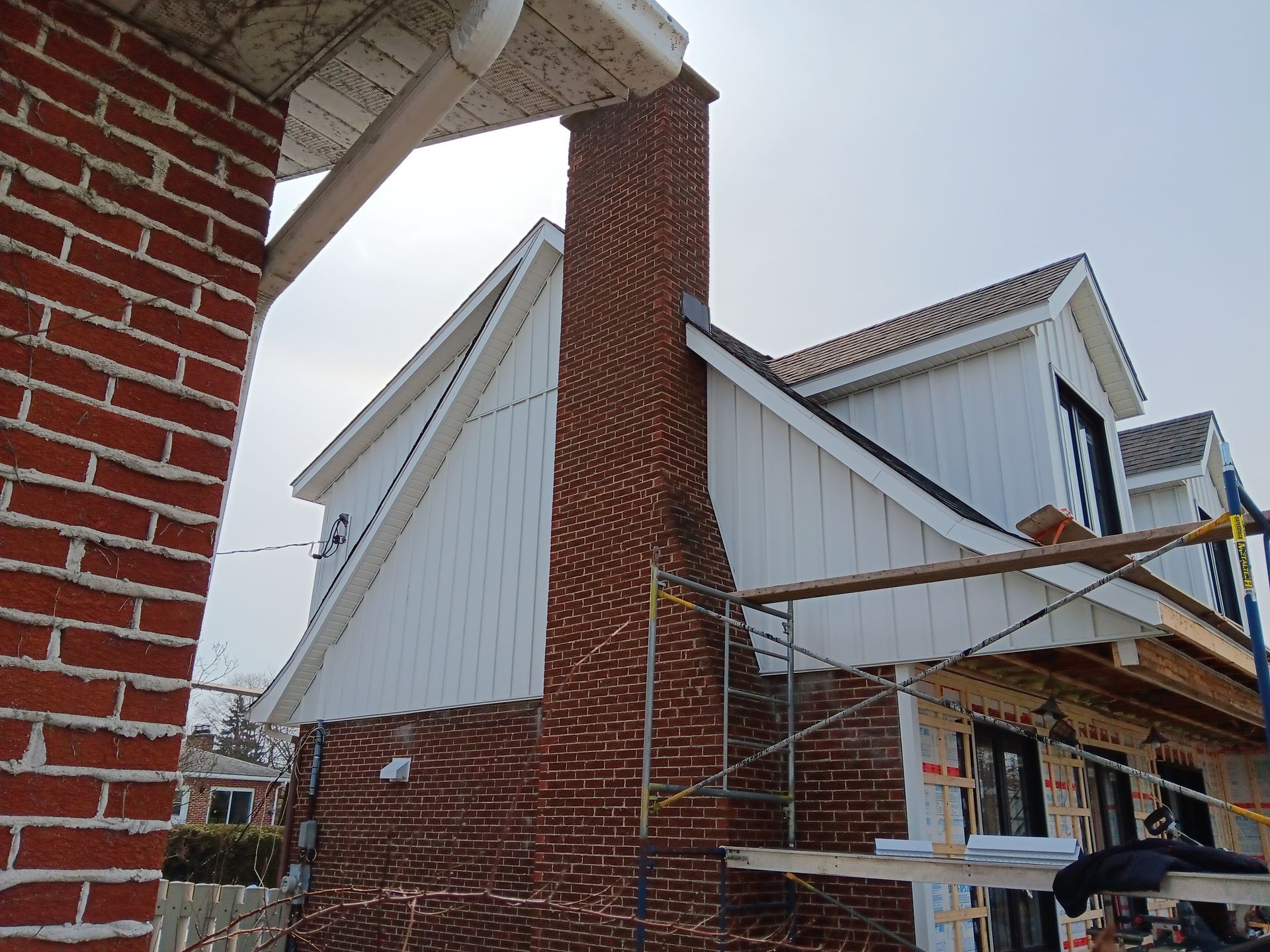 Un bâtiment en brique avec une cheminée sur le côté