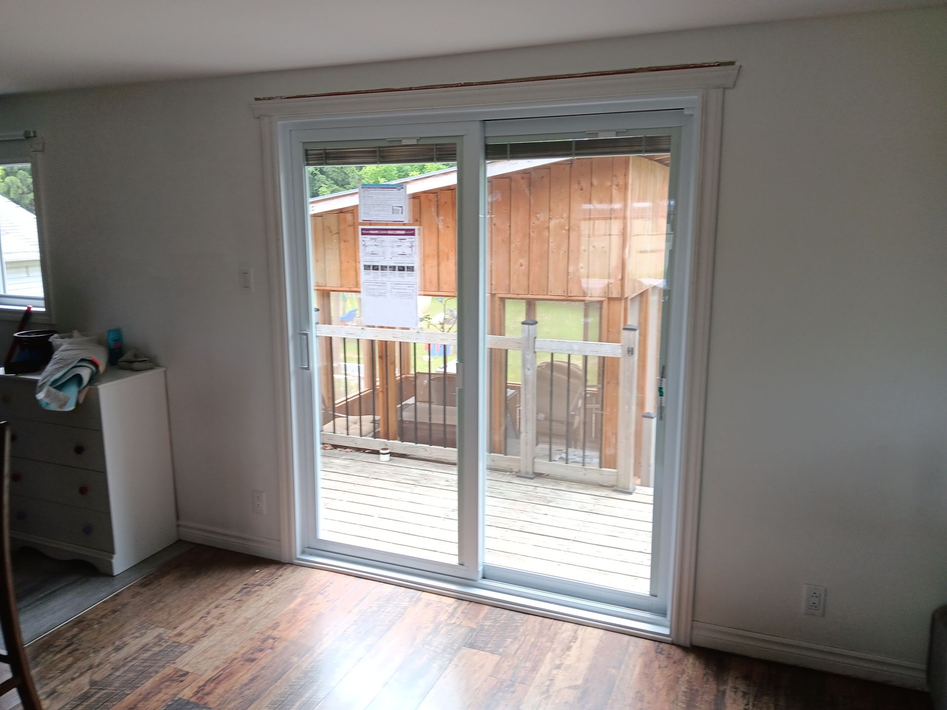 Un salon avec portes coulissantes en verre menant à une terrasse.