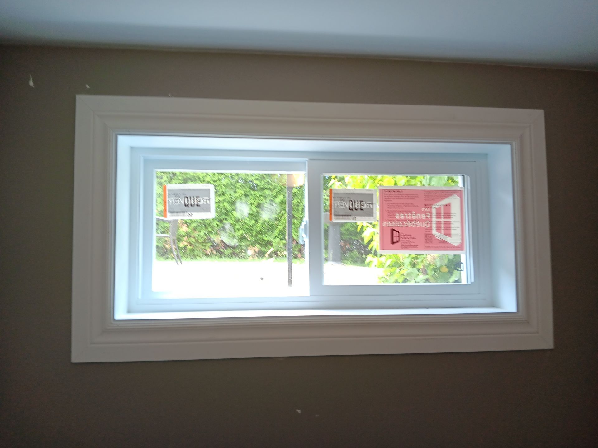 Une fenêtre avec un autocollant indiquant « fenêtre coulissante »