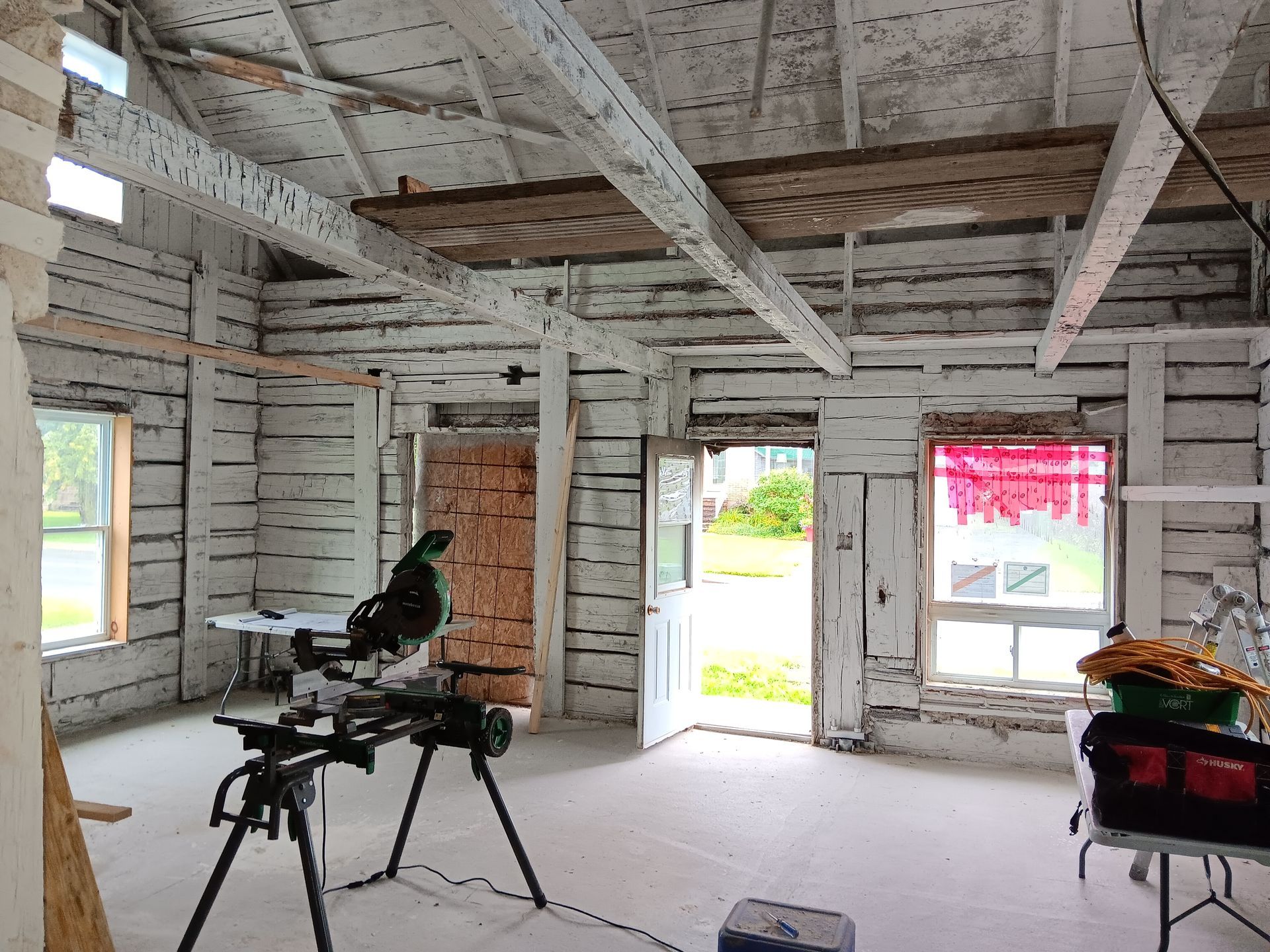 Une pièce vide avec une scie au milieu