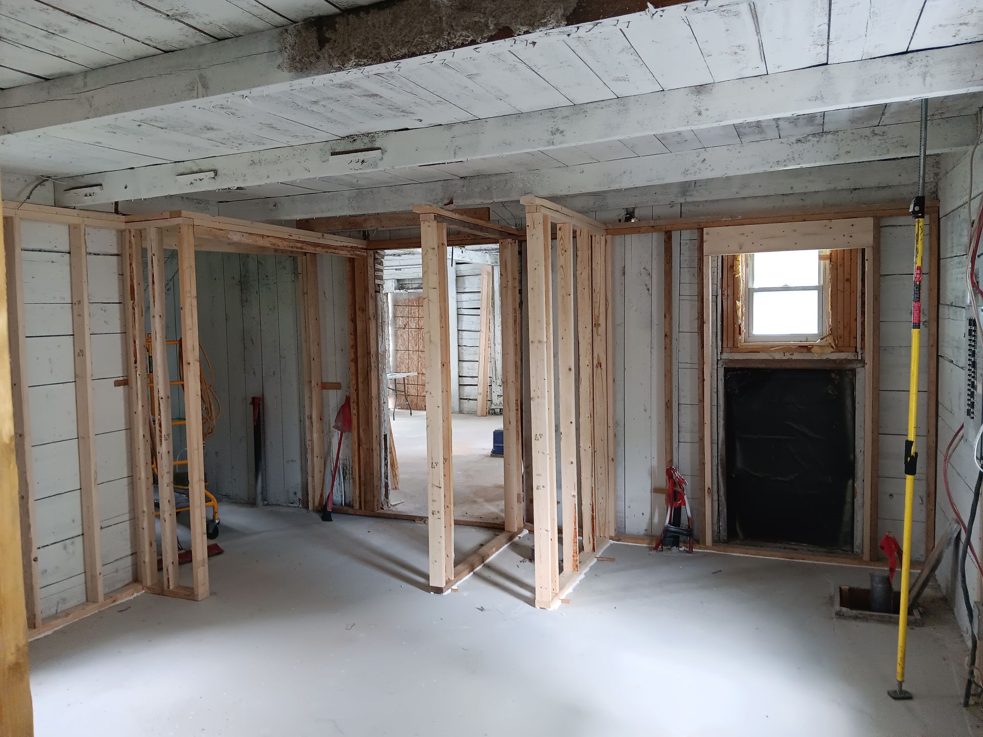 Une pièce avec beaucoup de charpentes en bois et une fenêtre.