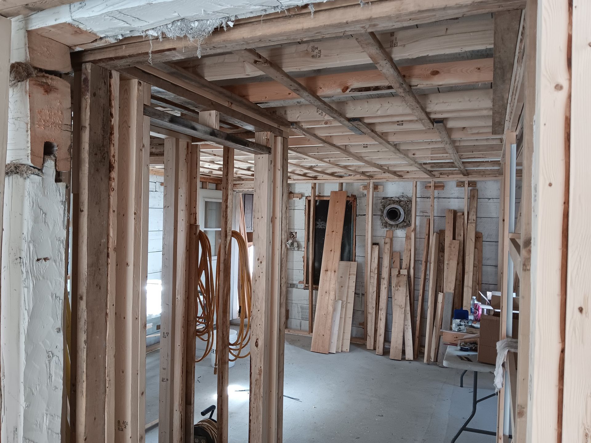 Une pièce avec beaucoup de cadres en bois et une table.