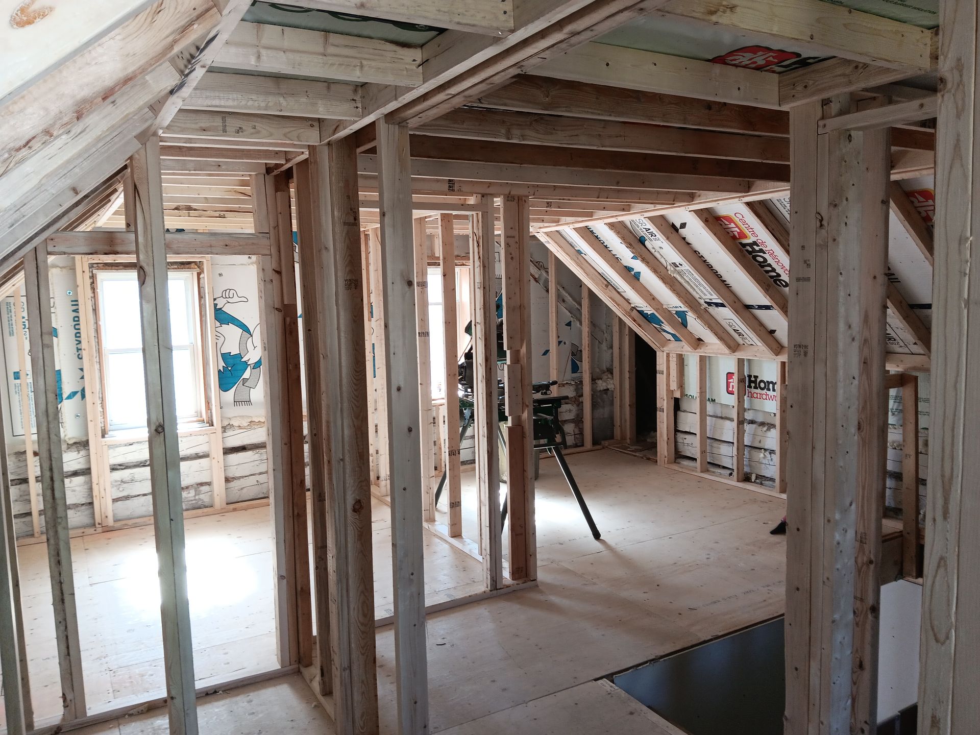Une pièce dans une maison construite avec des poutres en bois.