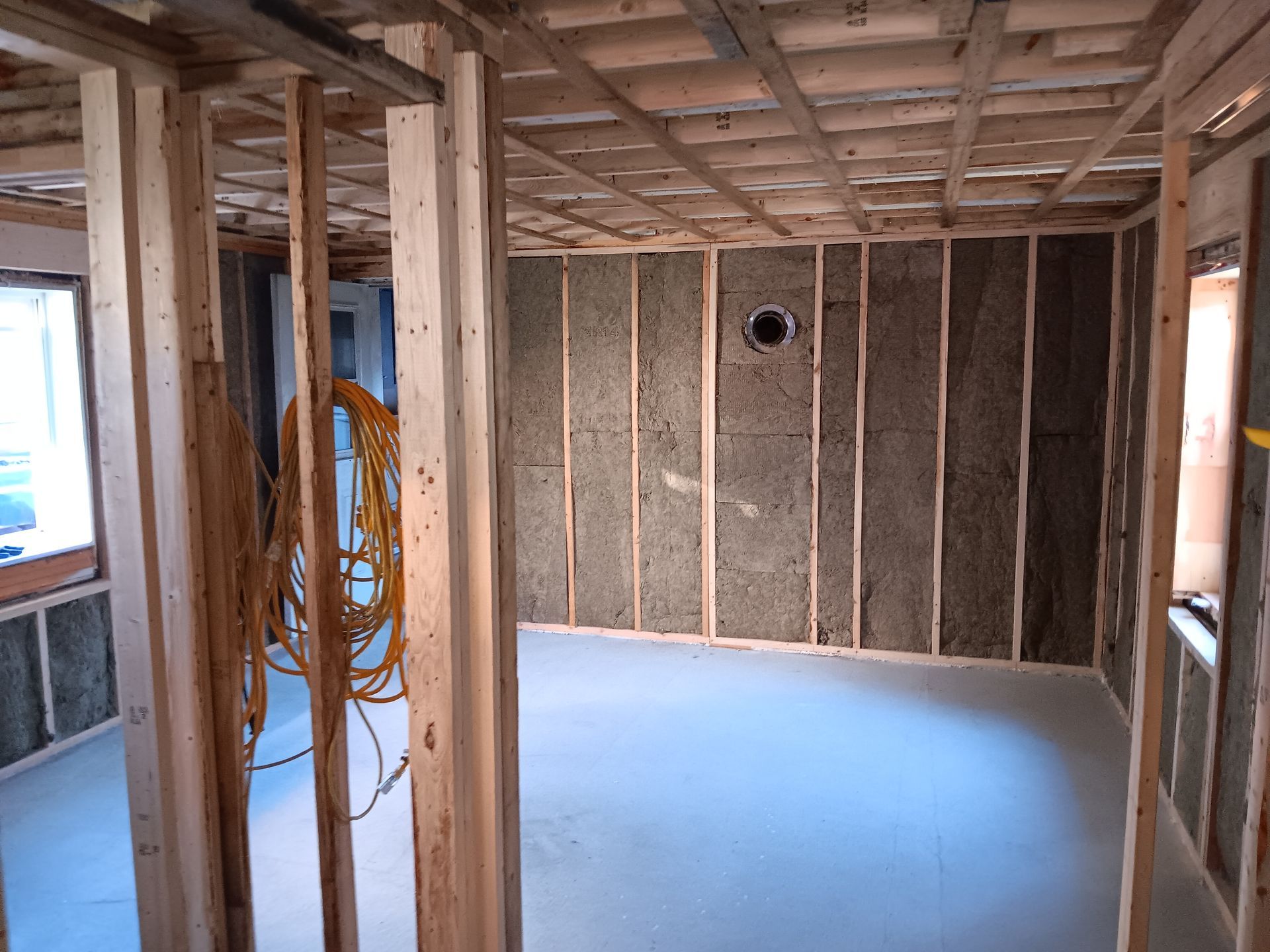 Une pièce avec beaucoup de poutres en bois et une corde jaune