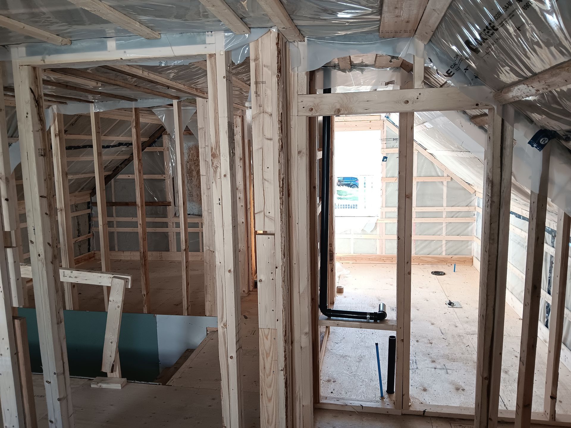 Une pièce avec beaucoup de charpentes en bois et une porte.