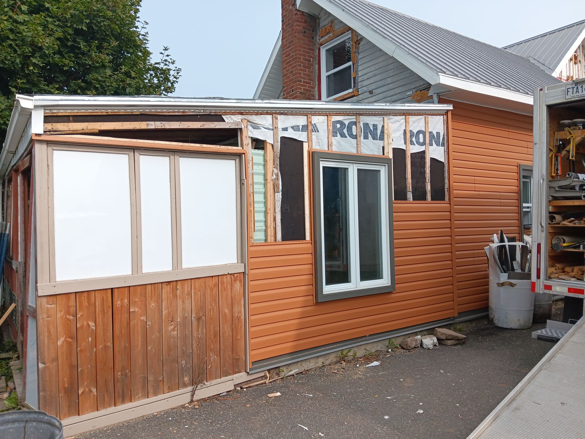 Une maison en cours de rénovation avec le mot acna sur le côté