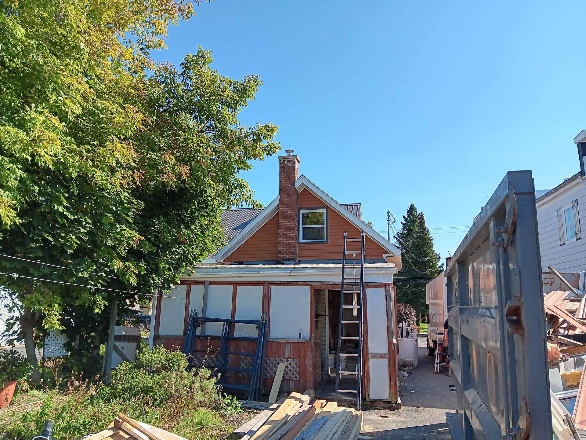 Un camion est garé devant une maison en cours de rénovation.