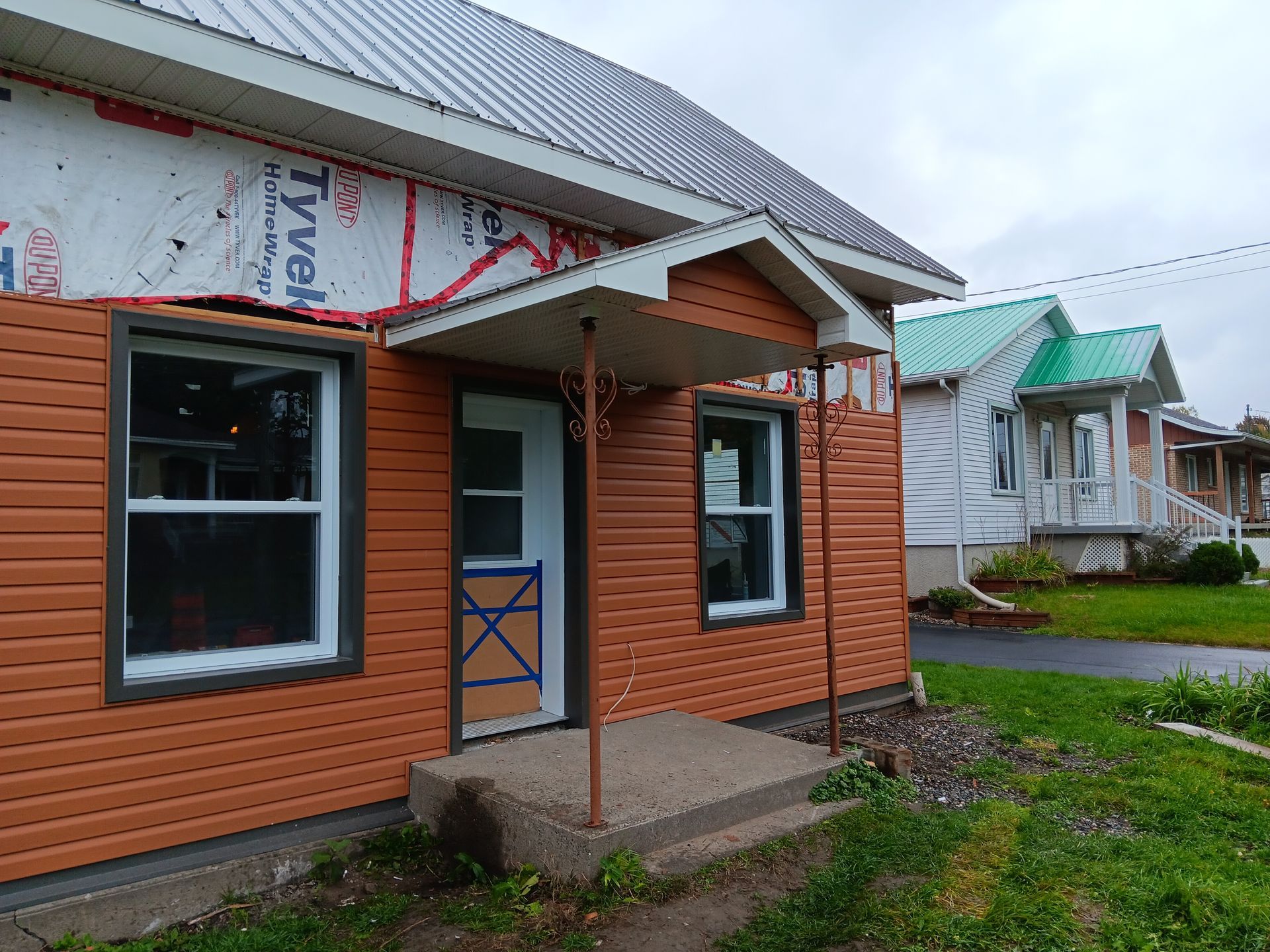 Une maison en cours de rénovation avec un revêtement en Tyvek