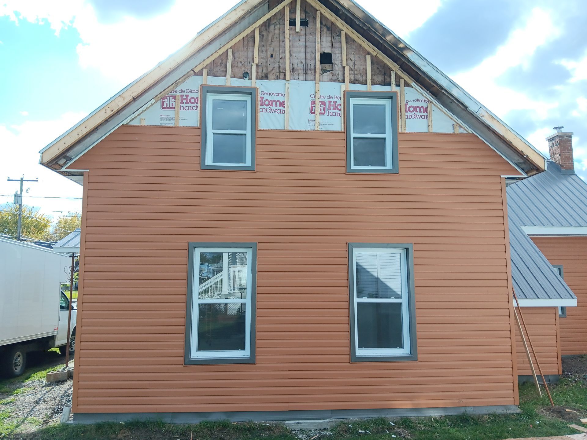 Une maison avec beaucoup de fenêtres est en construction