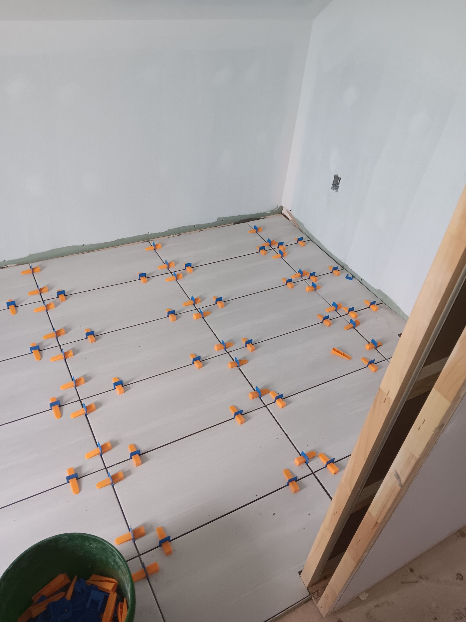 Une pièce avec beaucoup de carrelage au sol.