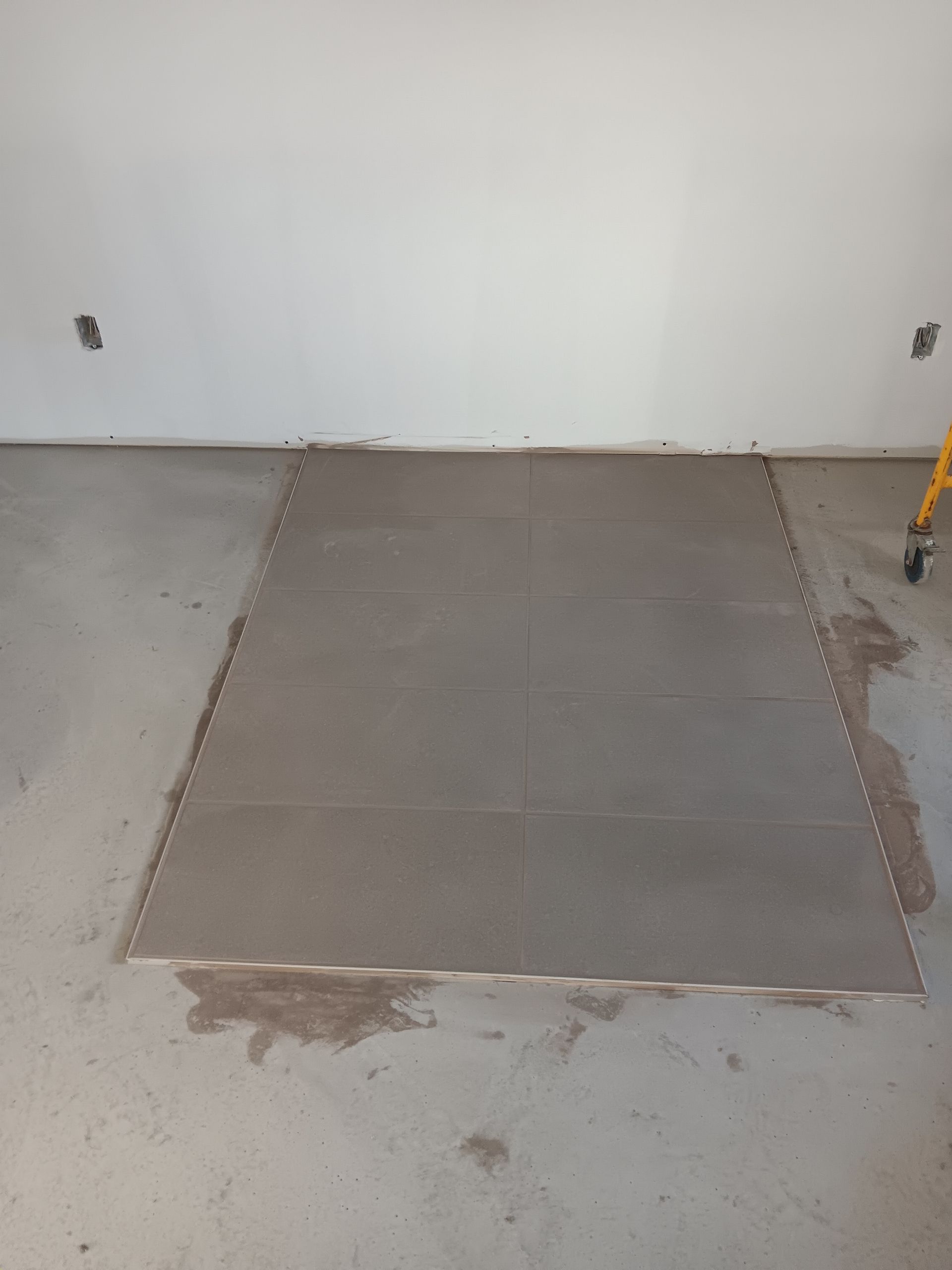 Un gros morceau de béton repose sur le sol dans une pièce.