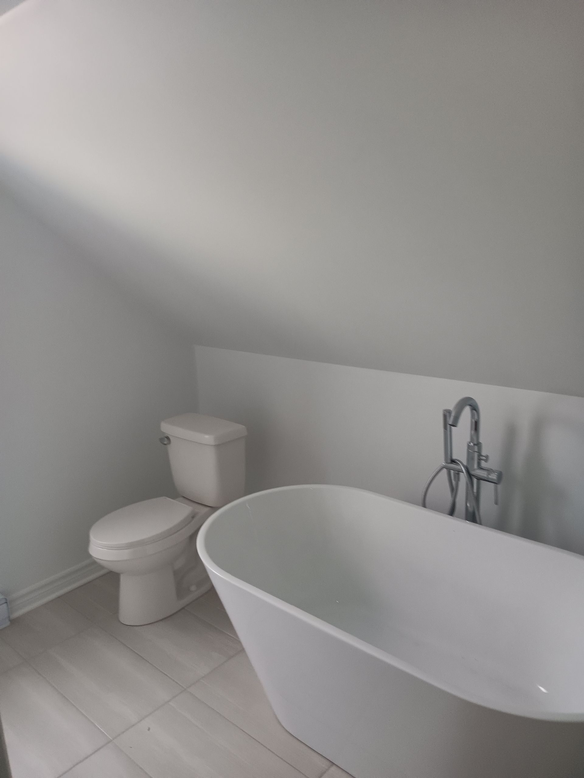 Une salle de bain avec baignoire , toilettes et robinet.