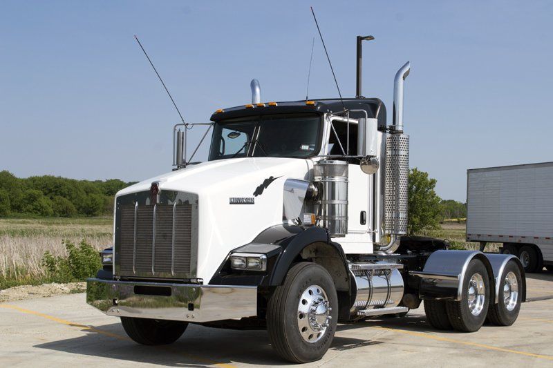 Auto Parts — 2007 KENWORTH T800 Truck Tractor in Marshall, WI