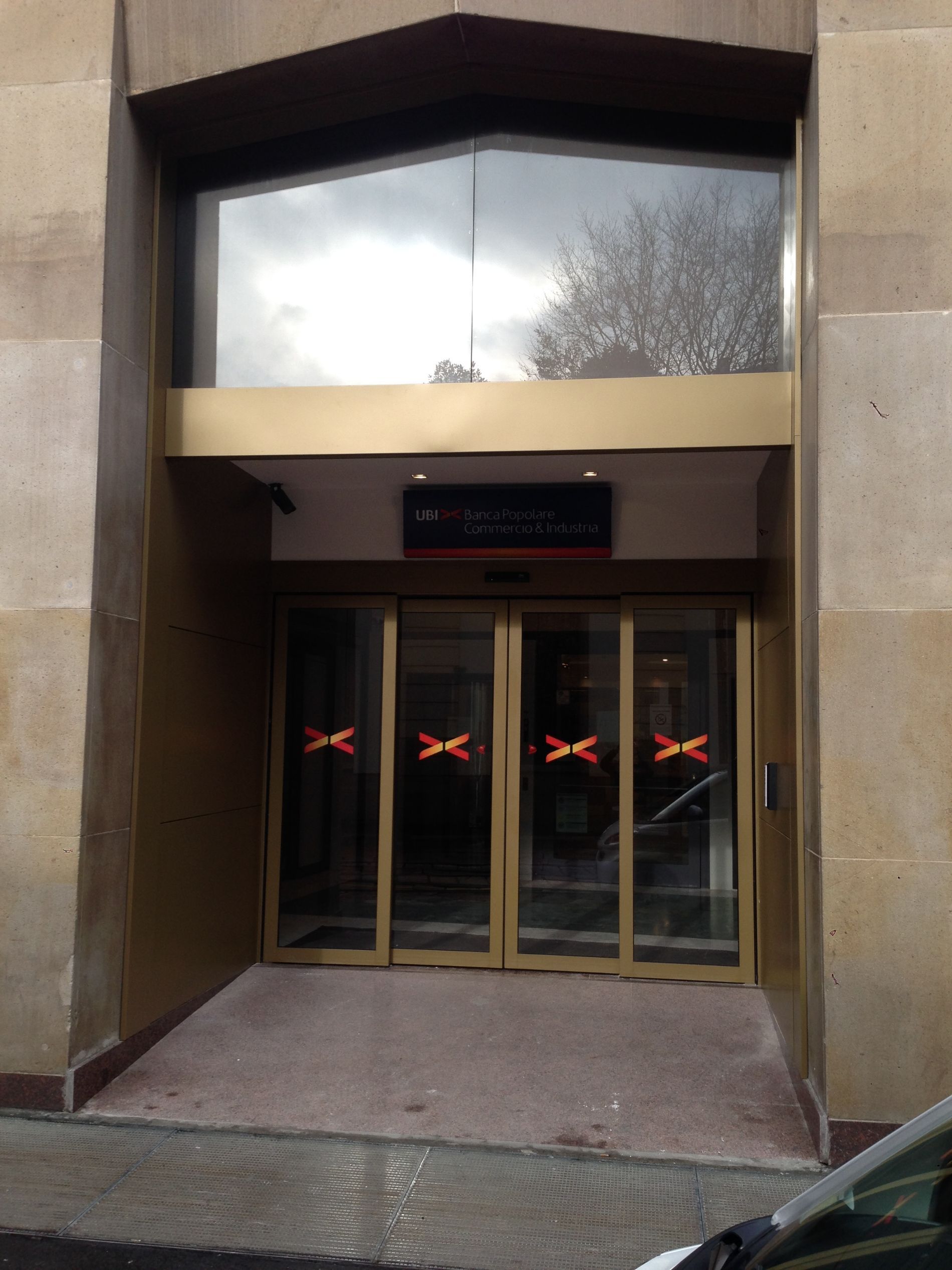 porta di ingresso a vetri per banca