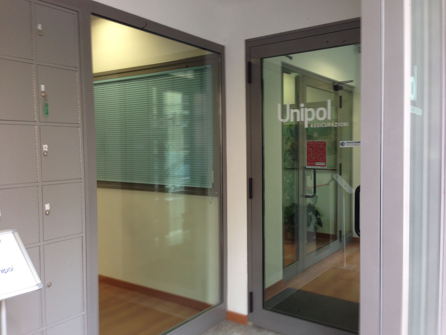 infissi con vetrate per banca