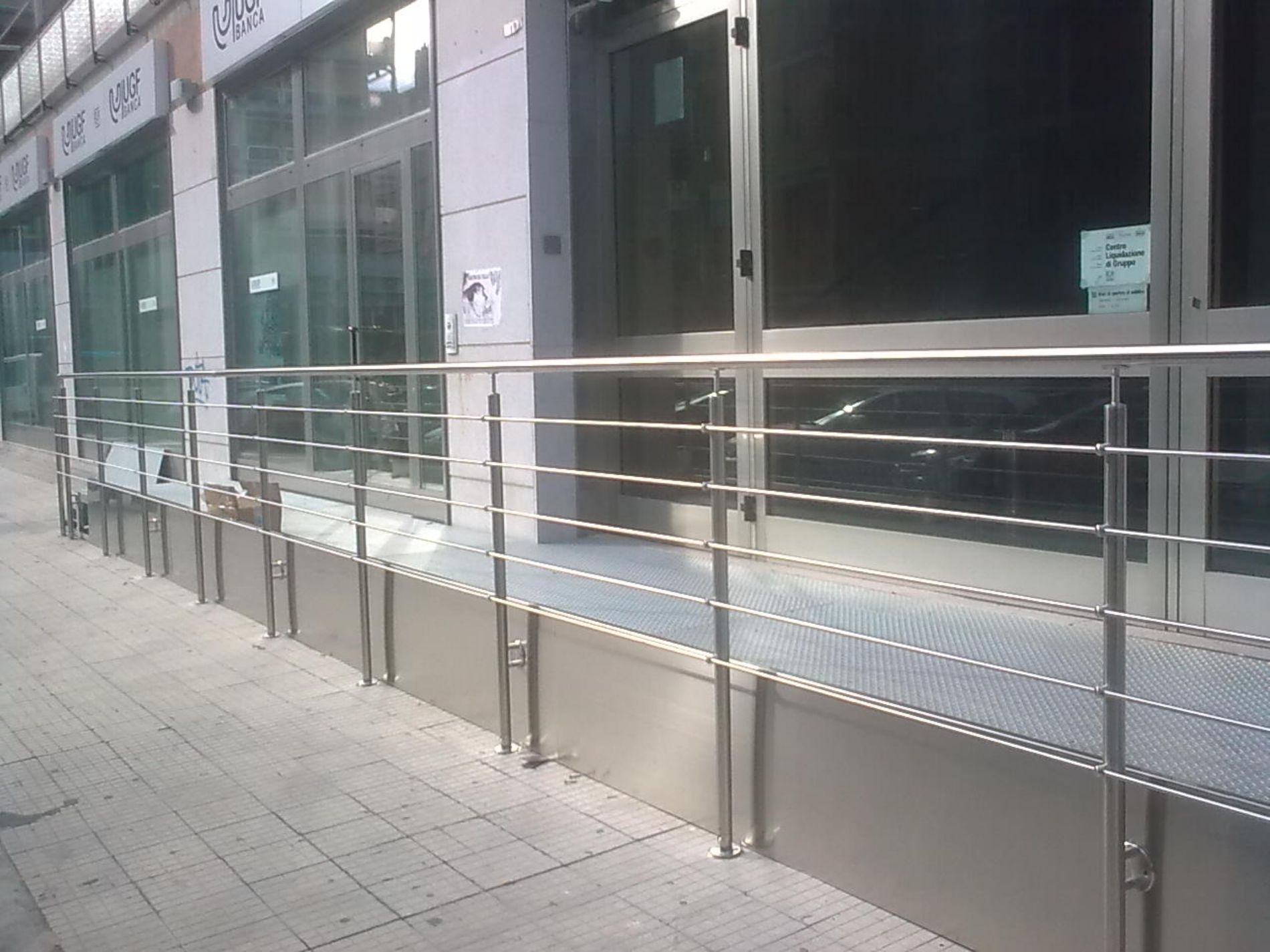 corrimano e infissi per banca