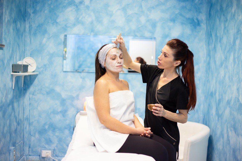 operatrice durante trattamento al viso