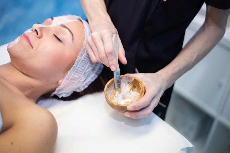 operatrice durante un trattamento viso