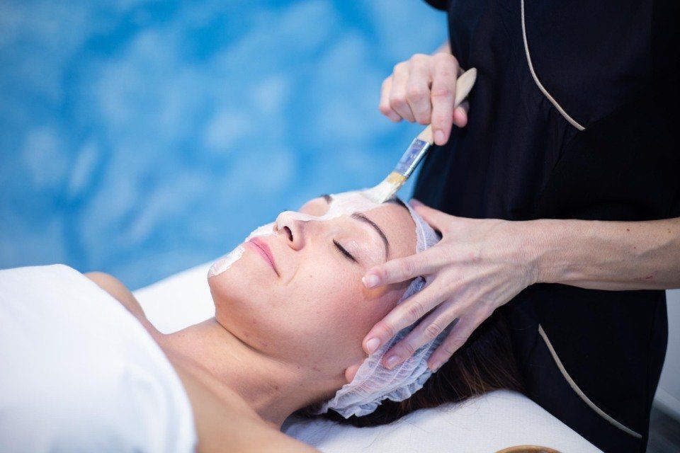 donna mentre riceve un trattamento viso