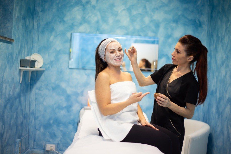 trattamento viso ad una cliente del centro