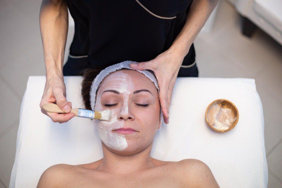 trattamento viso ad una cliente del centro