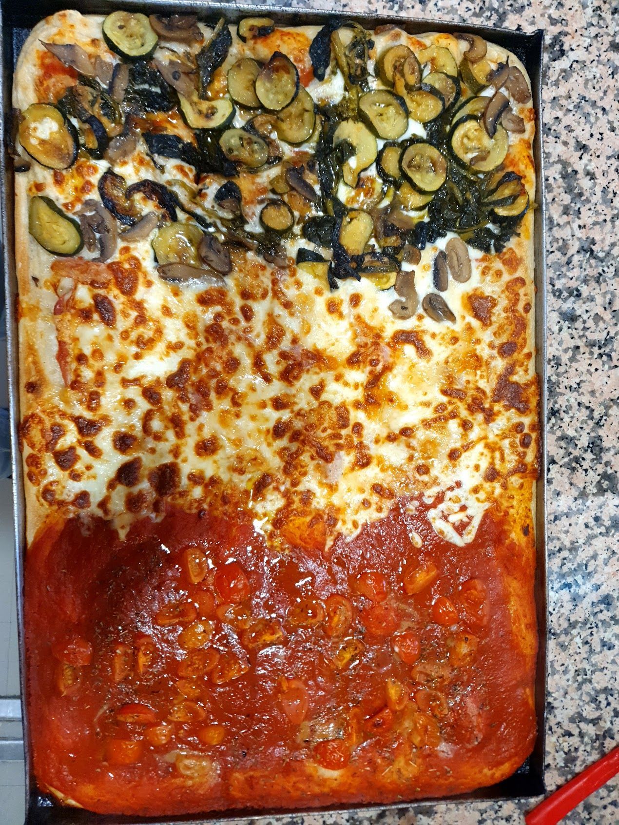 Una pizza con salsa di pomodoro e zucchine sopra