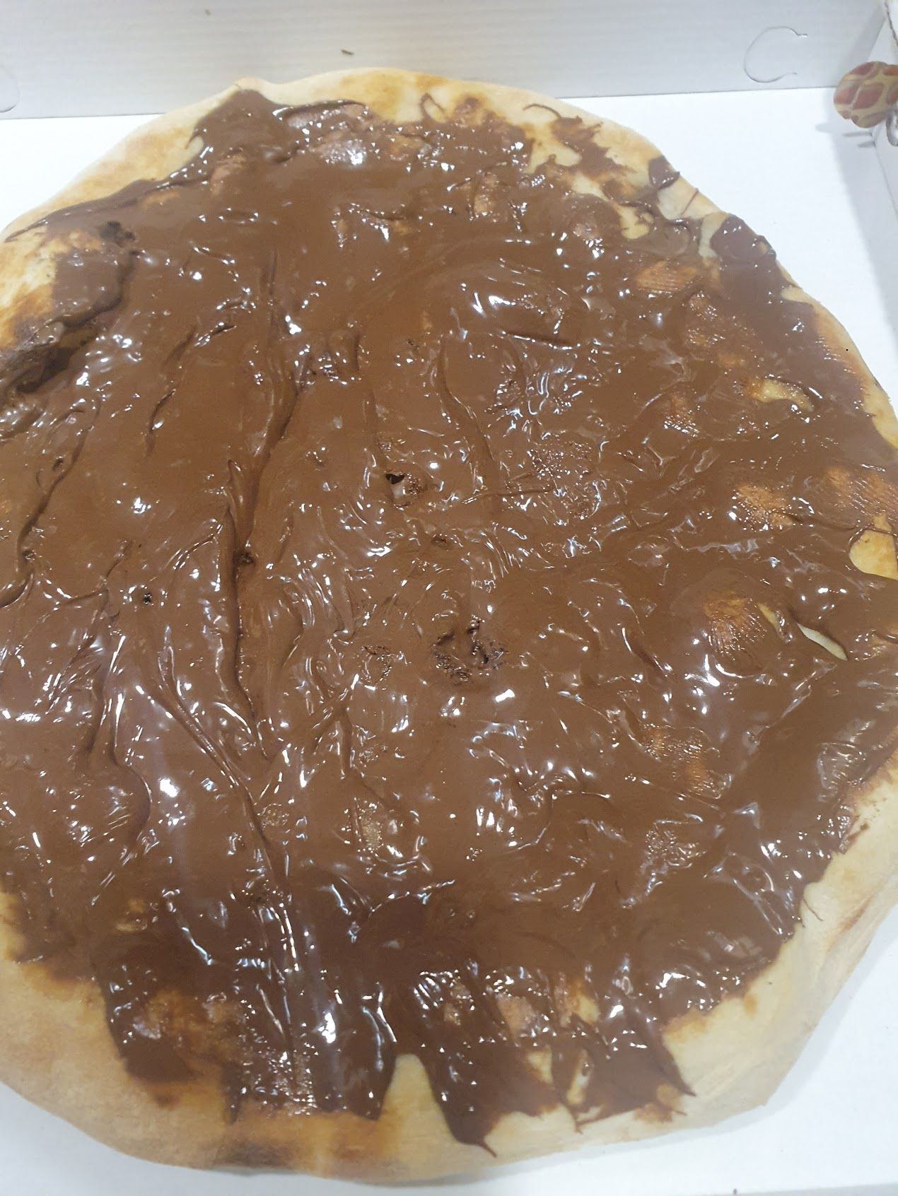 Una pizza con sopra nutella
