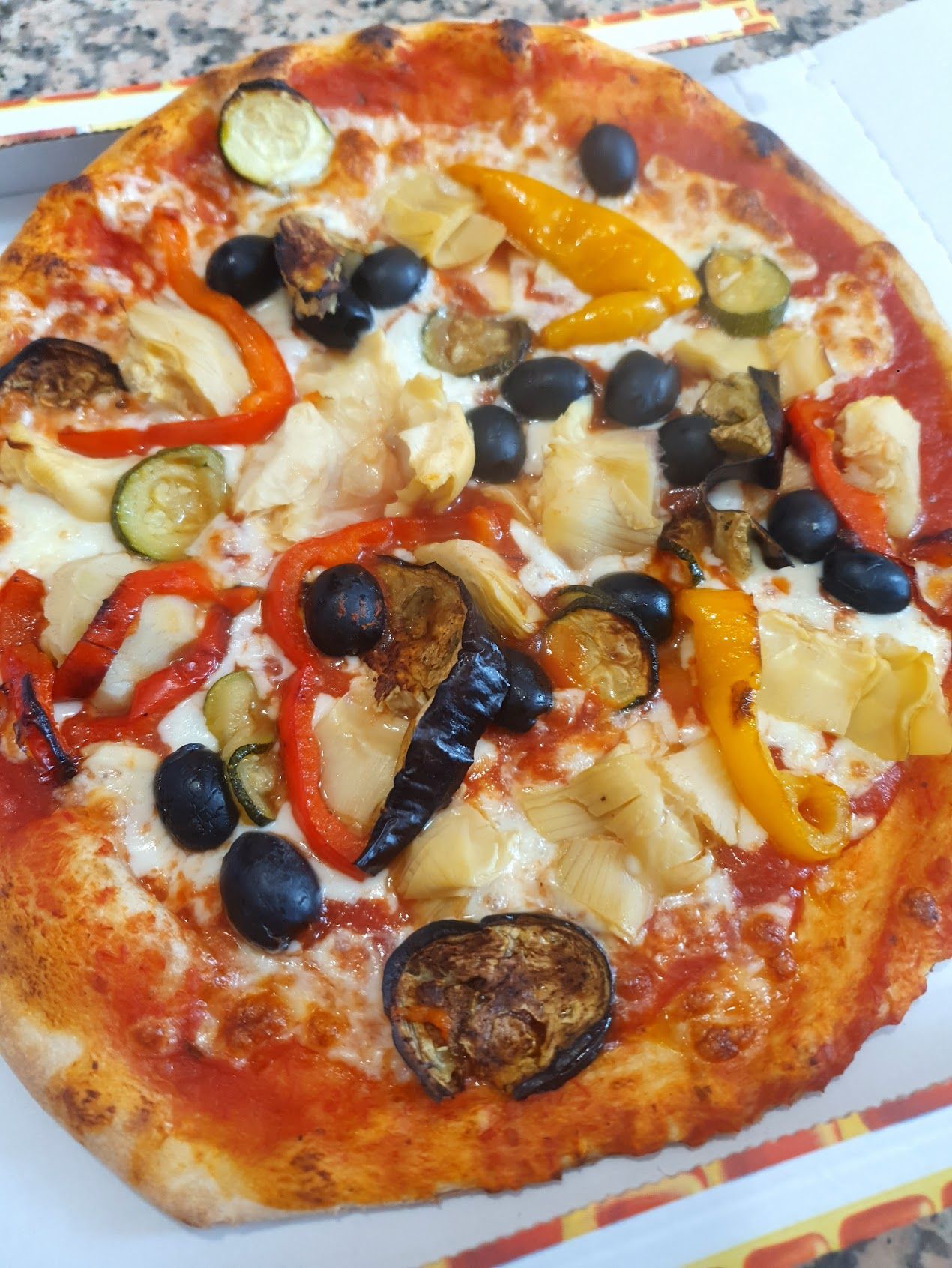 Una pizza con tante verdure sopra