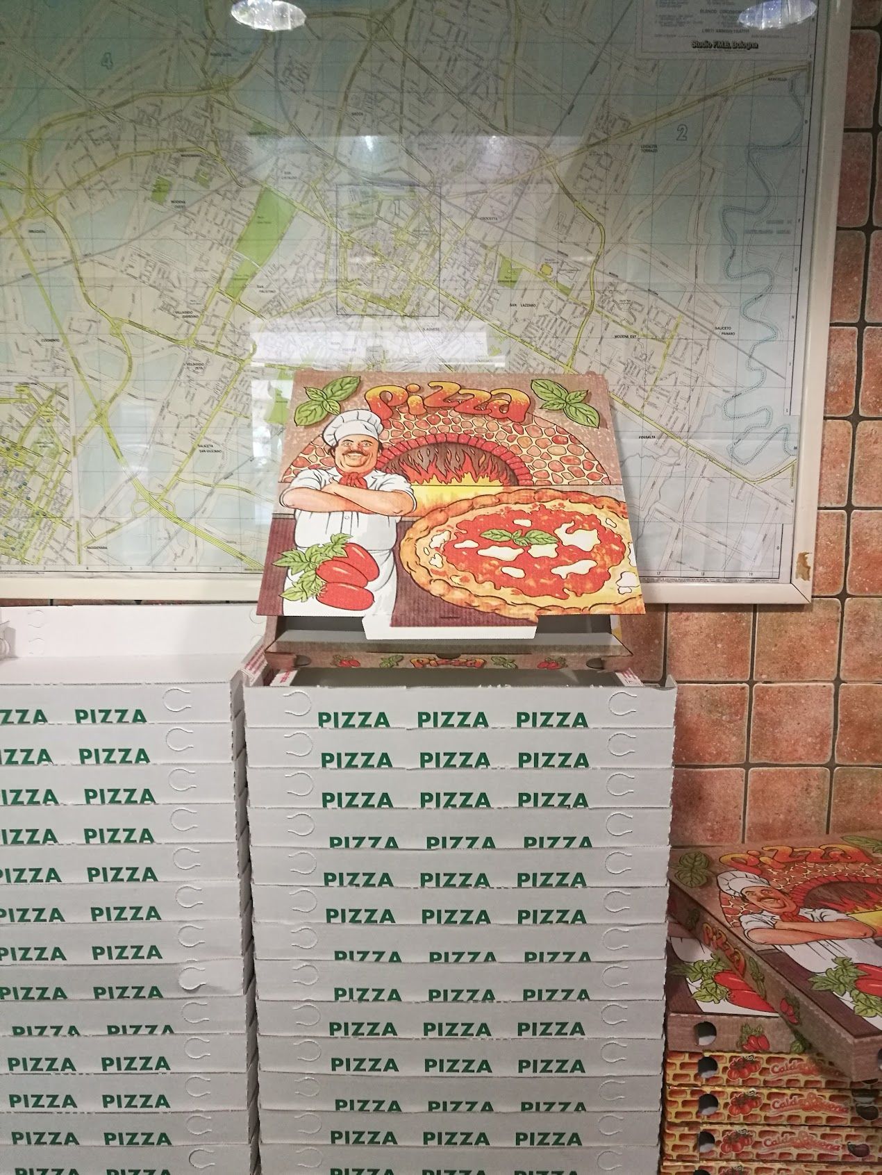 Una pila di scatole per pizza con sopra l'immagine di una pizza