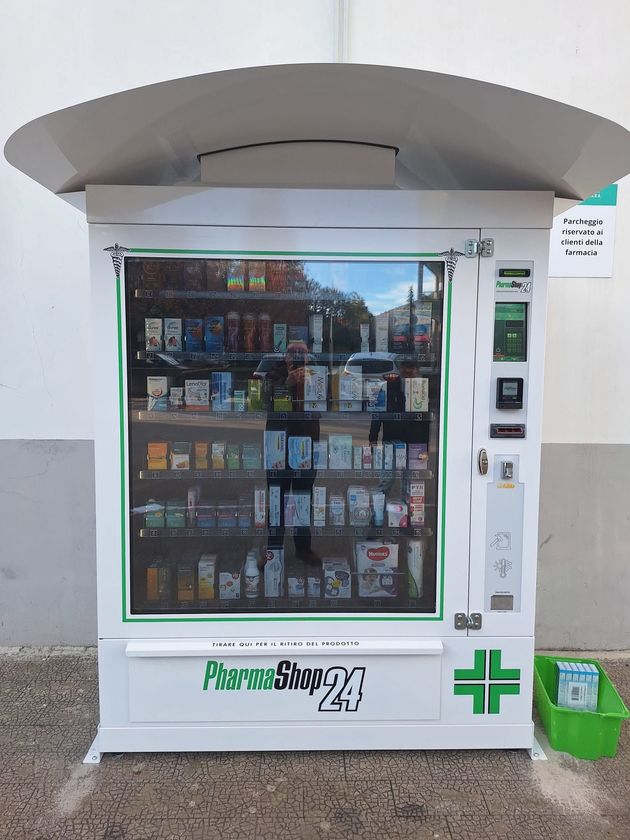 Farmacia moderna con farmacista e attrezzature professionali