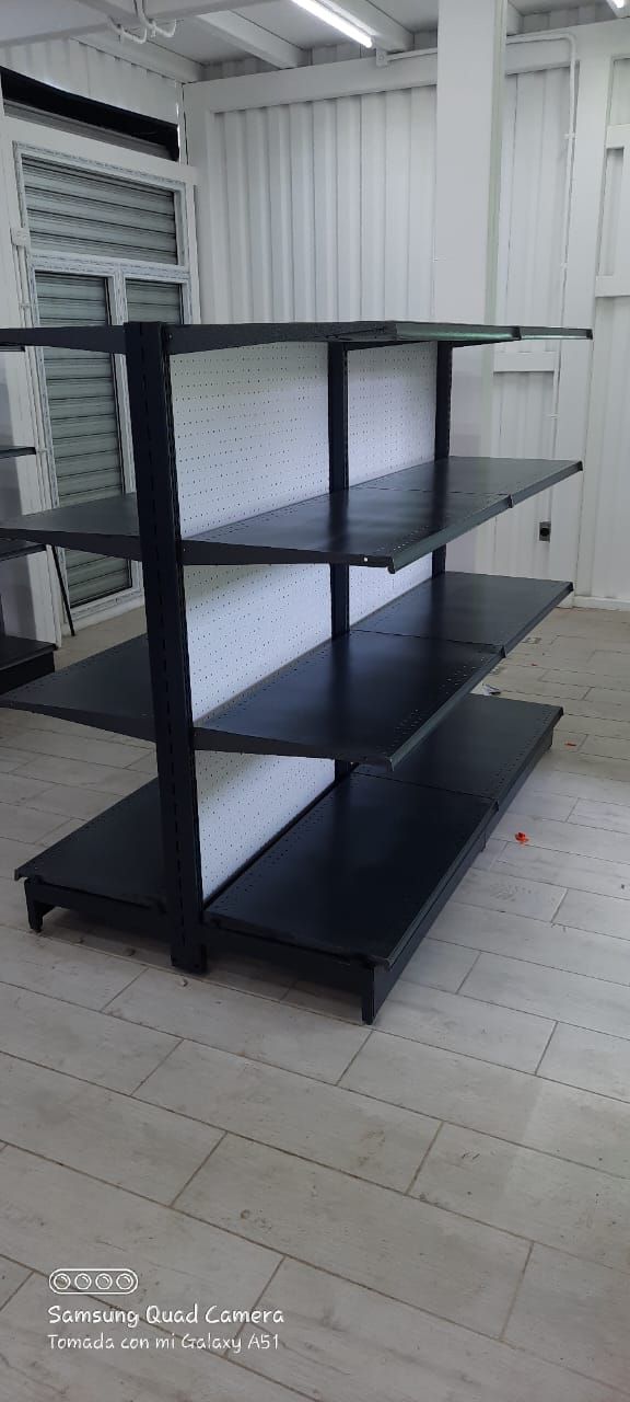 Una fila de estantes colocados encima de un piso de baldosas en una habitación.