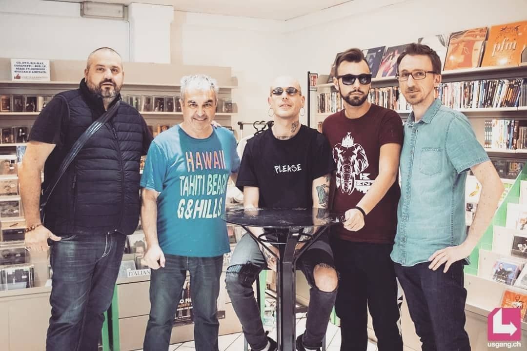 Un gruppo di uomini posa per una foto in un negozio.