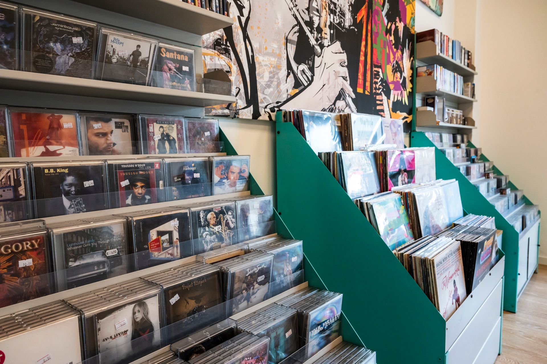 Un negozio pieno di cd sugli scaffali.