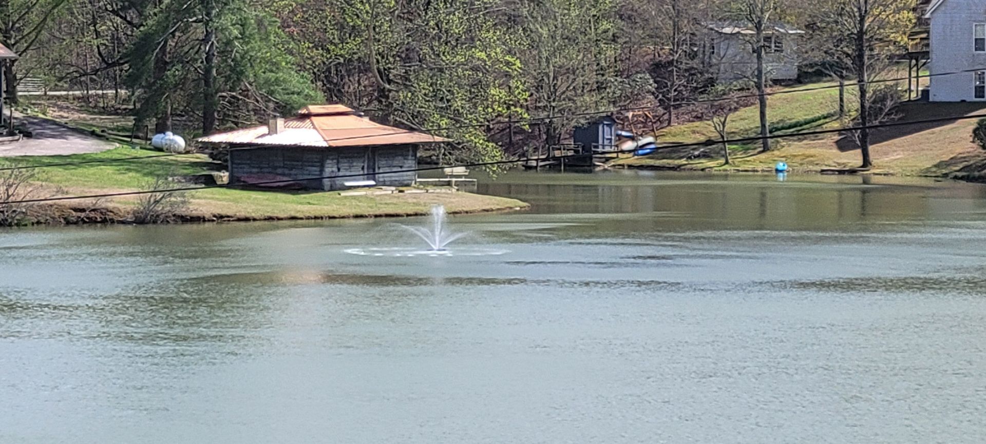 A lake with a fountain in the middle of it