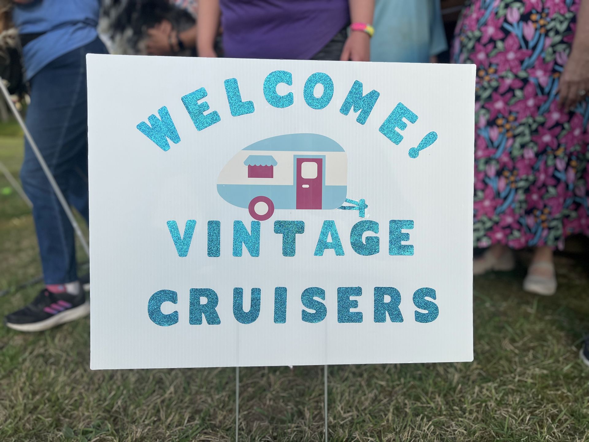 A sign that says welcome vintage cruisers on it