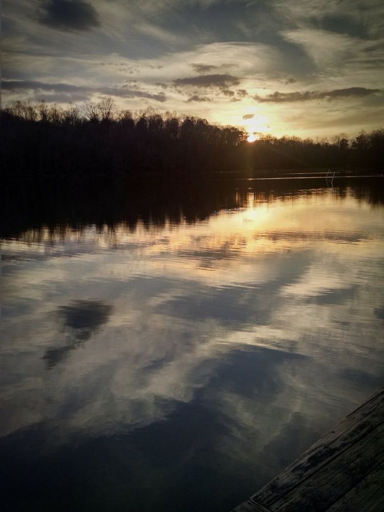 A lake with a fountain in the middle of it