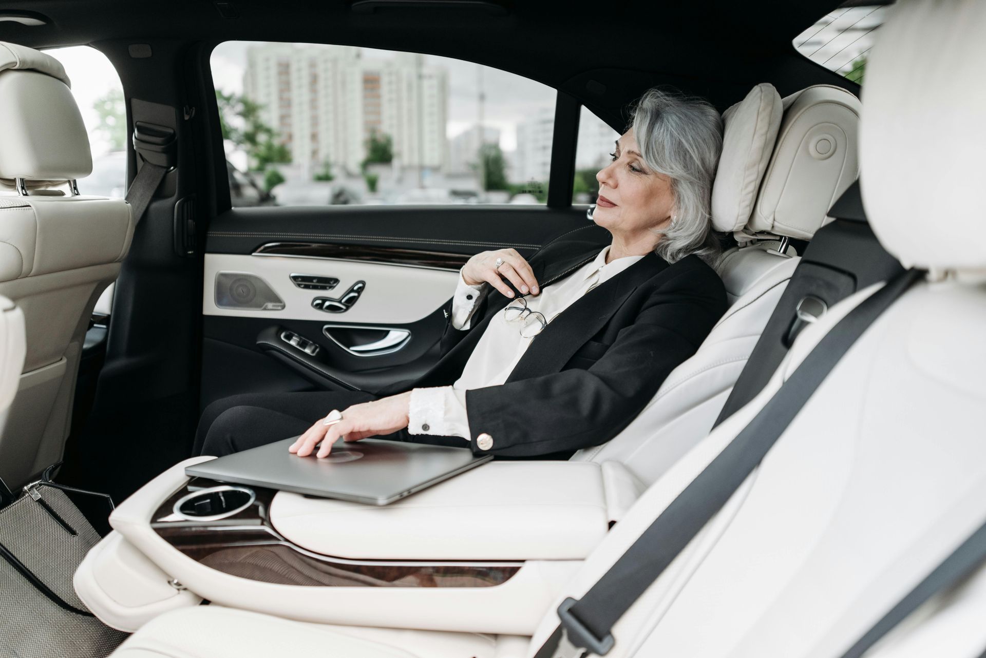 Hillsboro, Oregon chauffeur service for corporate executives 