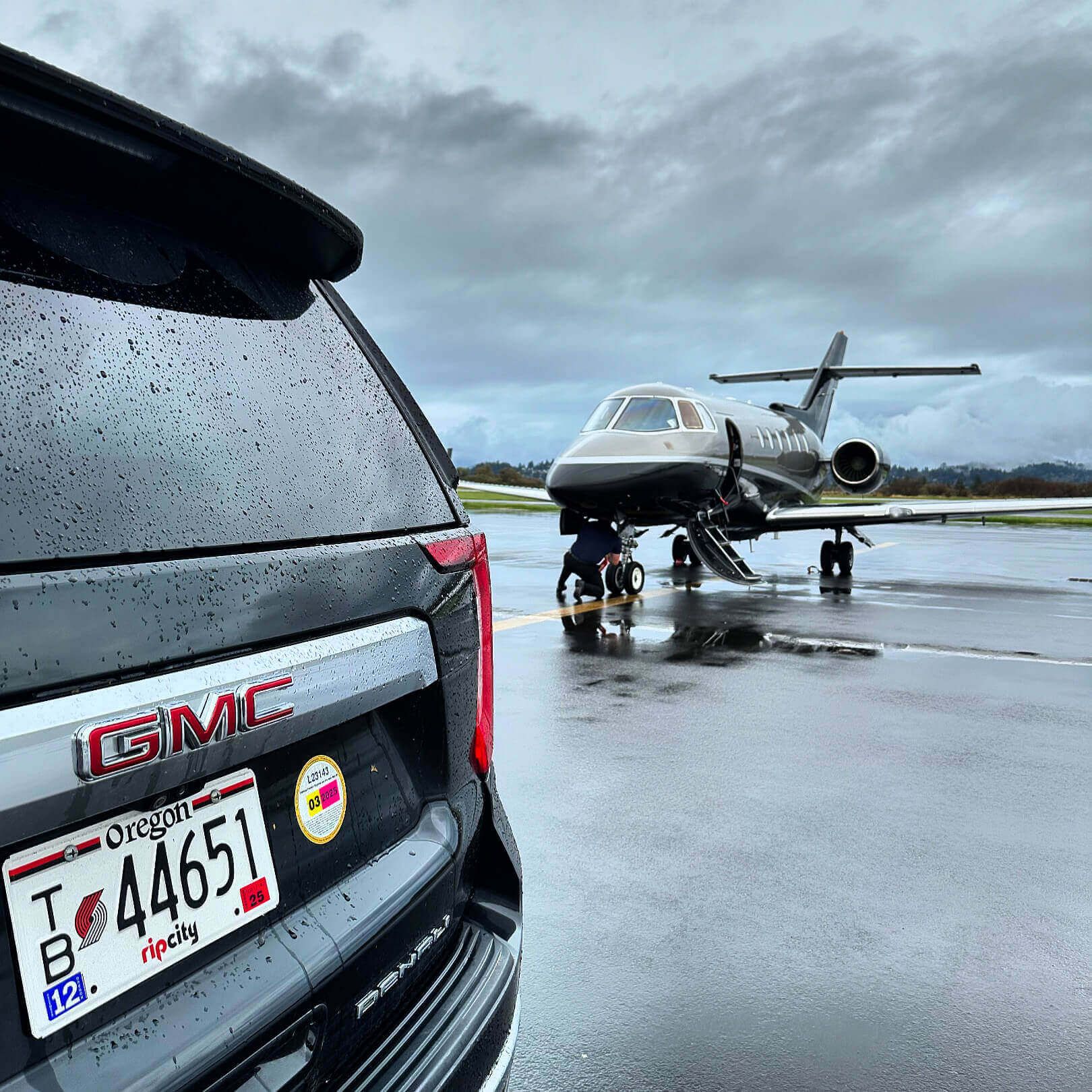Private Airport FBO car service for executives flying in to private airports