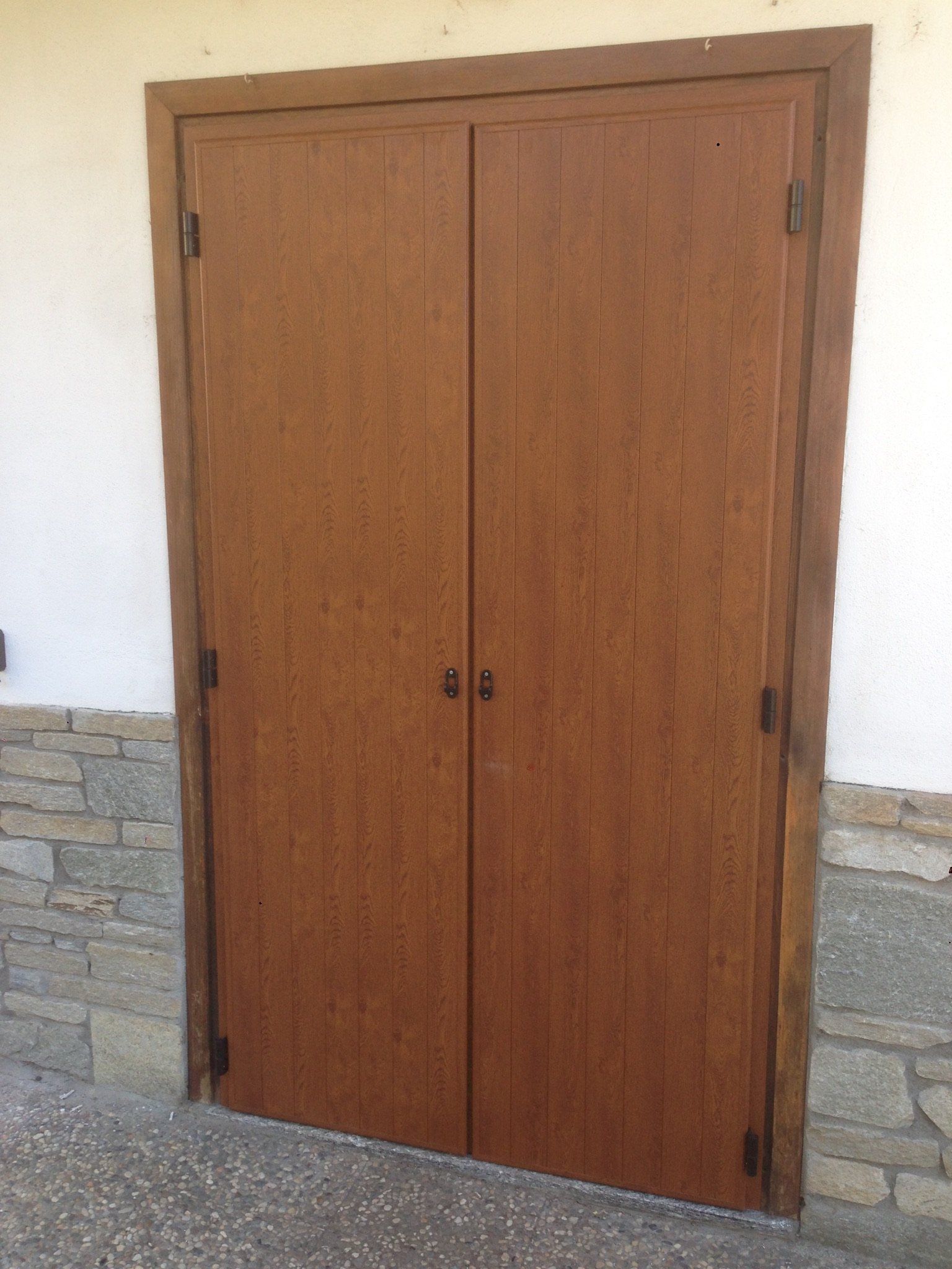 montaggio scuri in legno