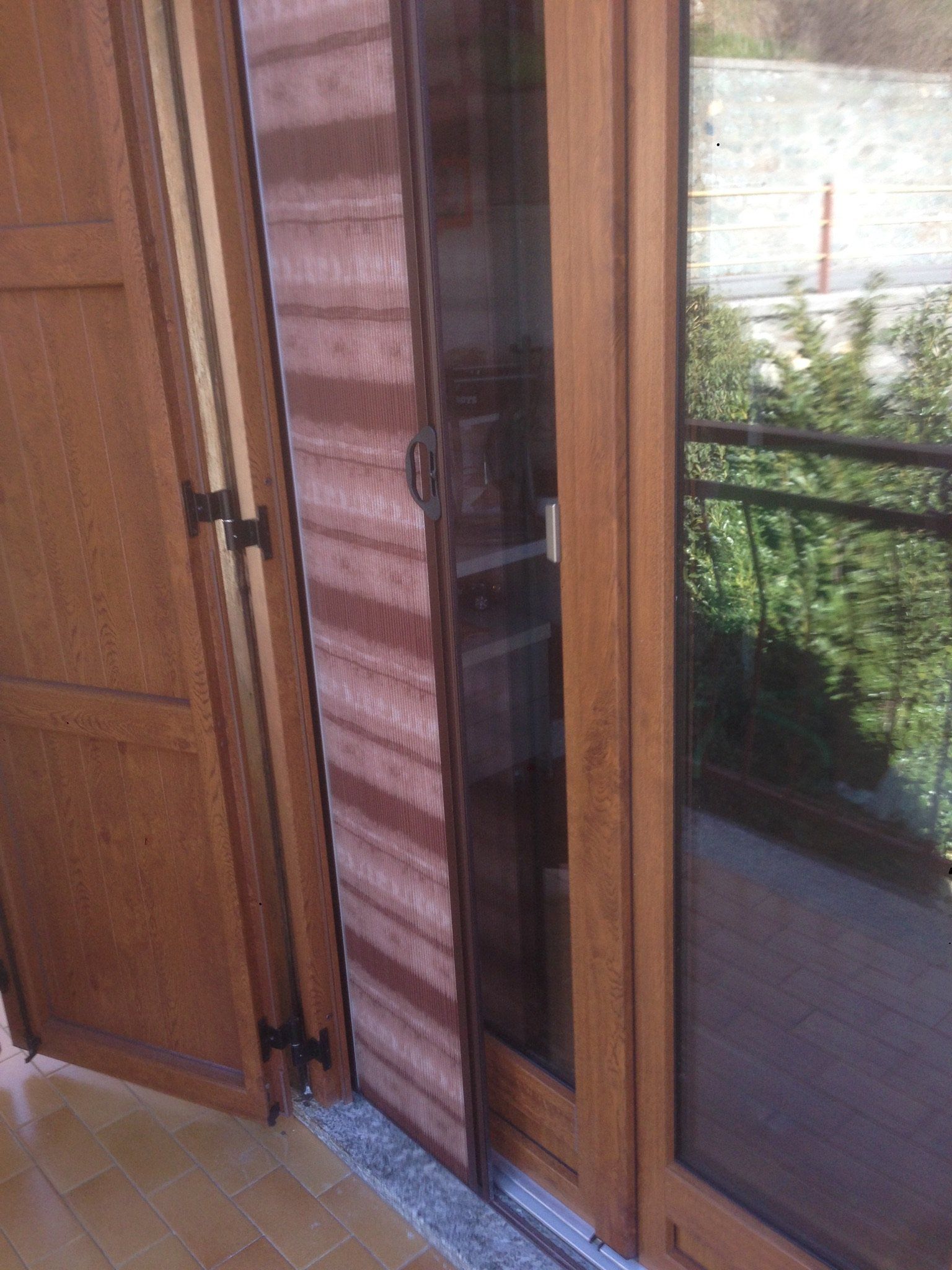 posa di zanzariere e scuri