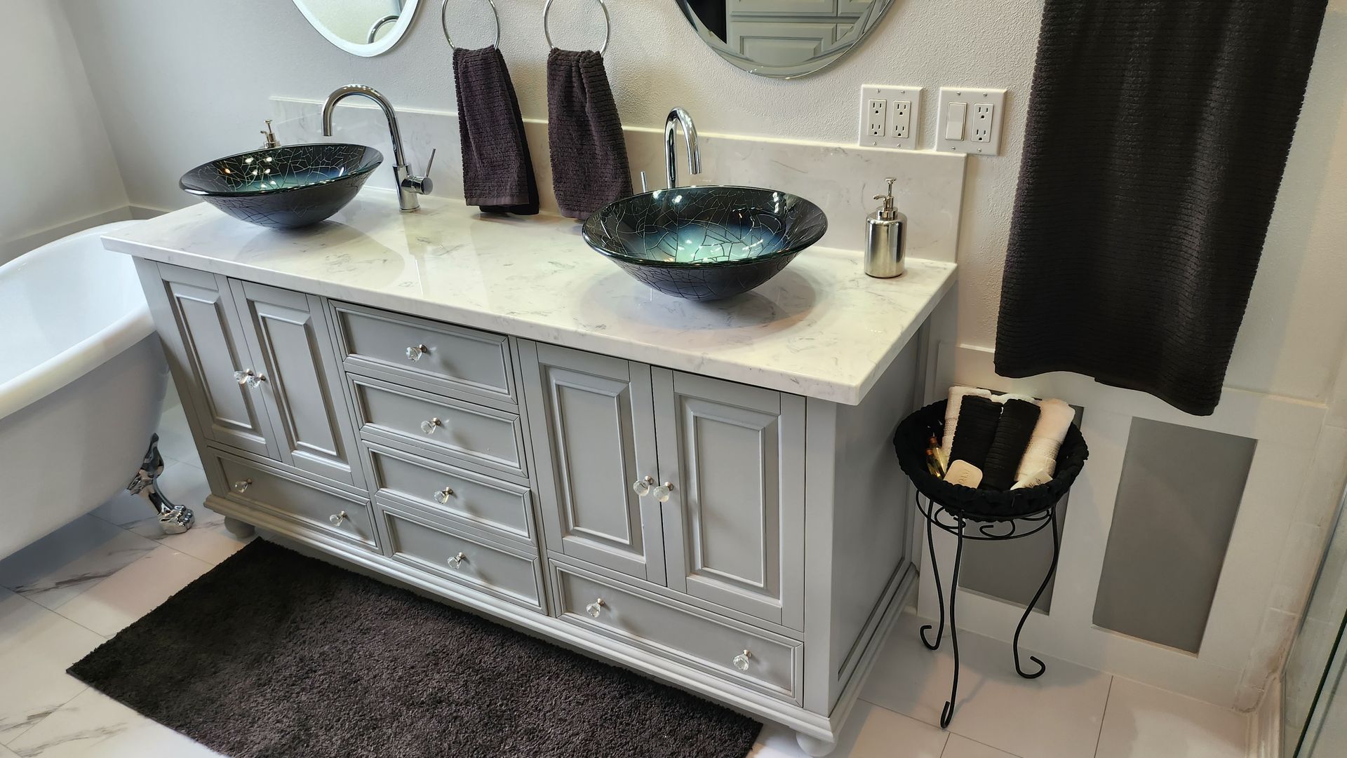 A bathroom with two sinks , a tub and a mirror.
