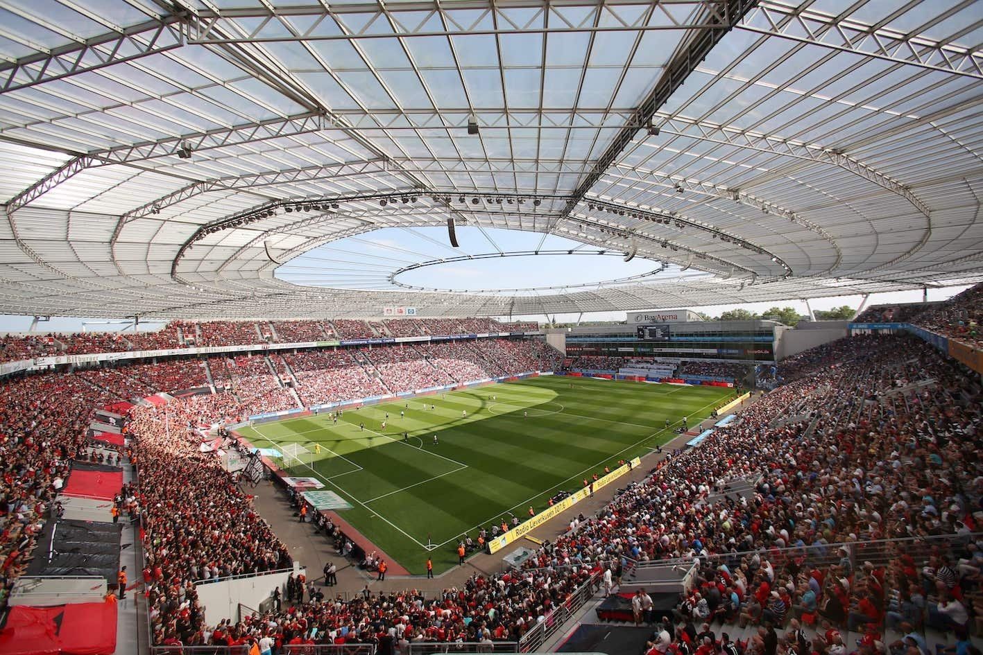Ein Fußballstadion voller Menschen, die ein Spiel anschauen