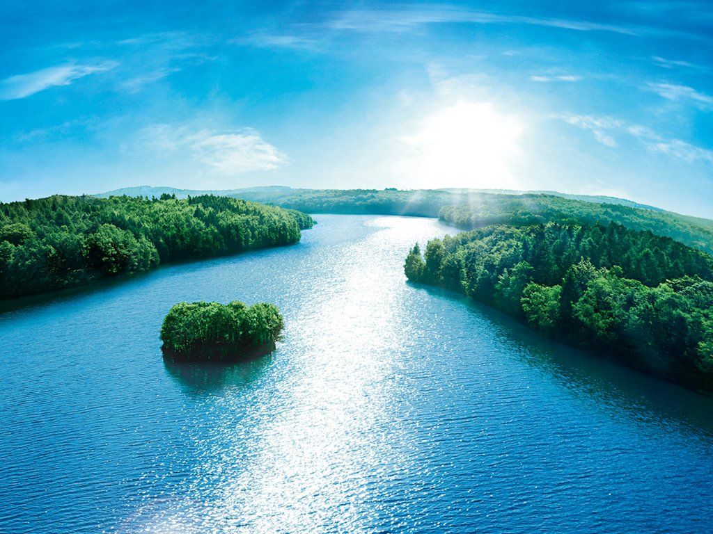 Eine Luftaufnahme eines Sees mit kleinen Inseln in der Mitte