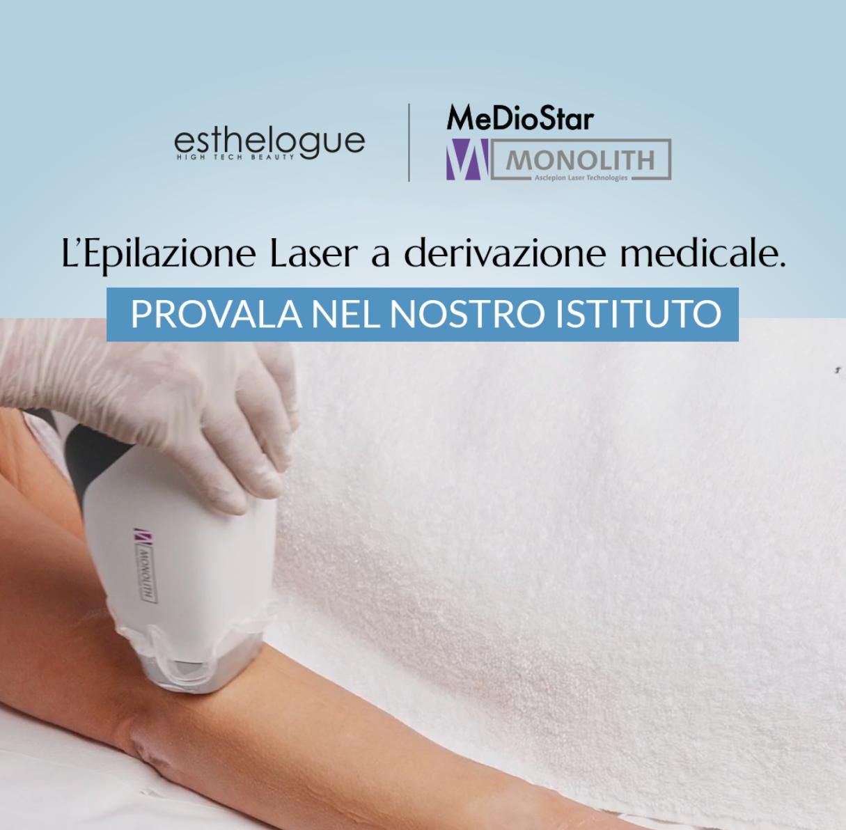 Epilazione laser su un braccio. Mano che tiene un dispositivo, sfondo azzurro, testo in italiano.