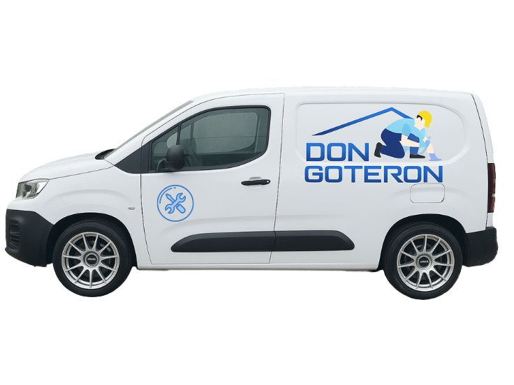 Tejado de tejas rojas en un edificio blanco con tres ventanas, contra un cielo blanco brillante.