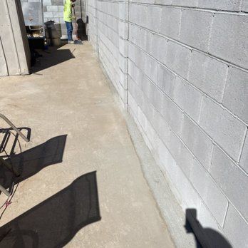 Concrete block retaining wall built by Arizona masonry contractors