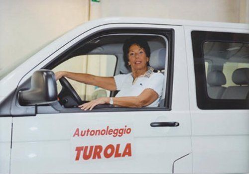 Donna guida la macchina di Autonoleggio Turola Giannina a Mantova