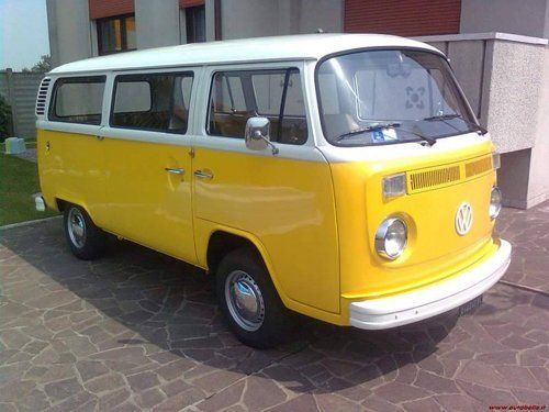 Pulmino Wolkswagen giallo vintage in ottime condizioni