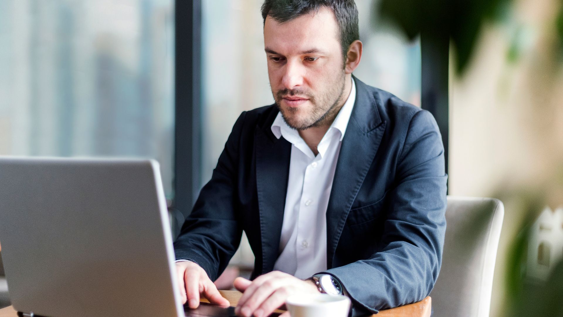 Freelancer calculating salary and dividends in 2025